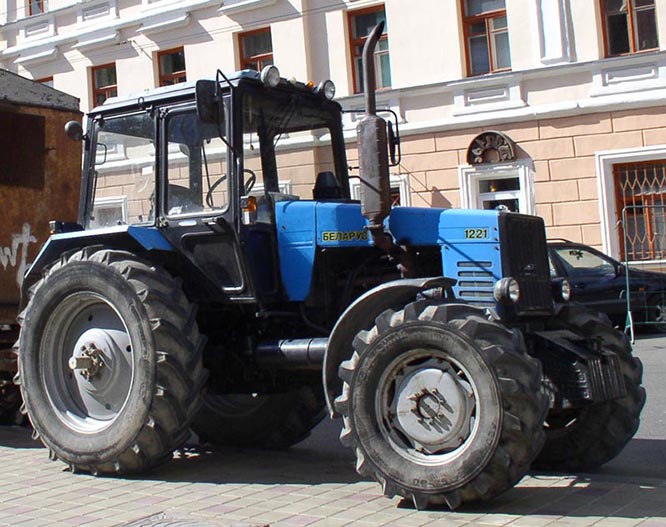 Tractor_Belarus-1221-s